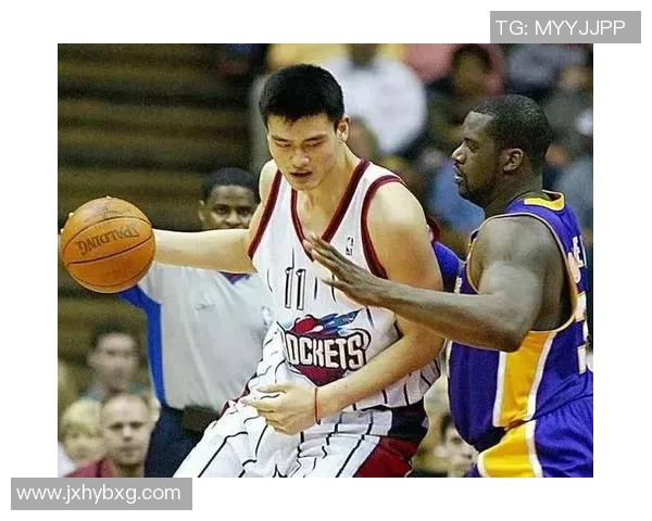 姚明在比赛中的尴尬瞬间回顾让人捧腹大笑的篮球传奇故事